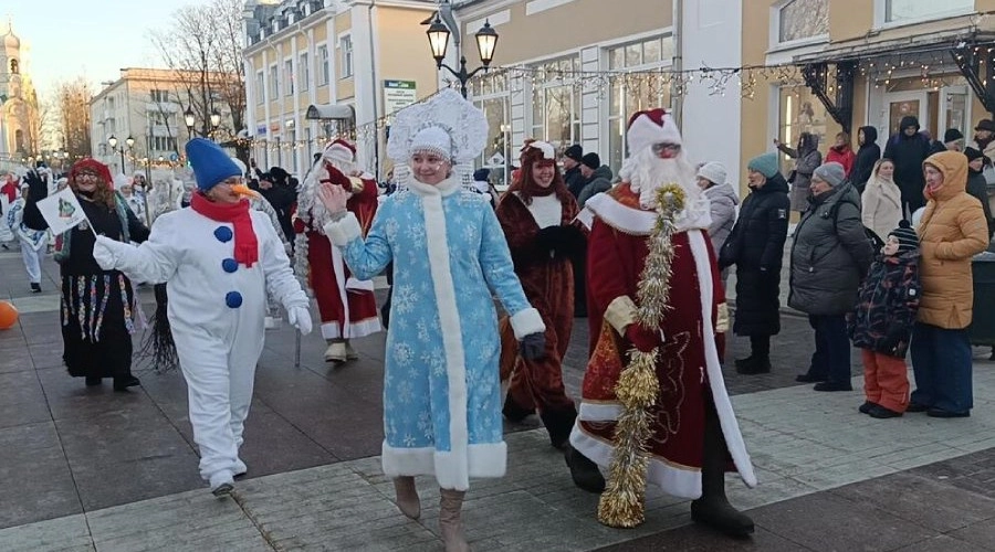 Гатчина встречает Новый год парадом Дедов Морозов!